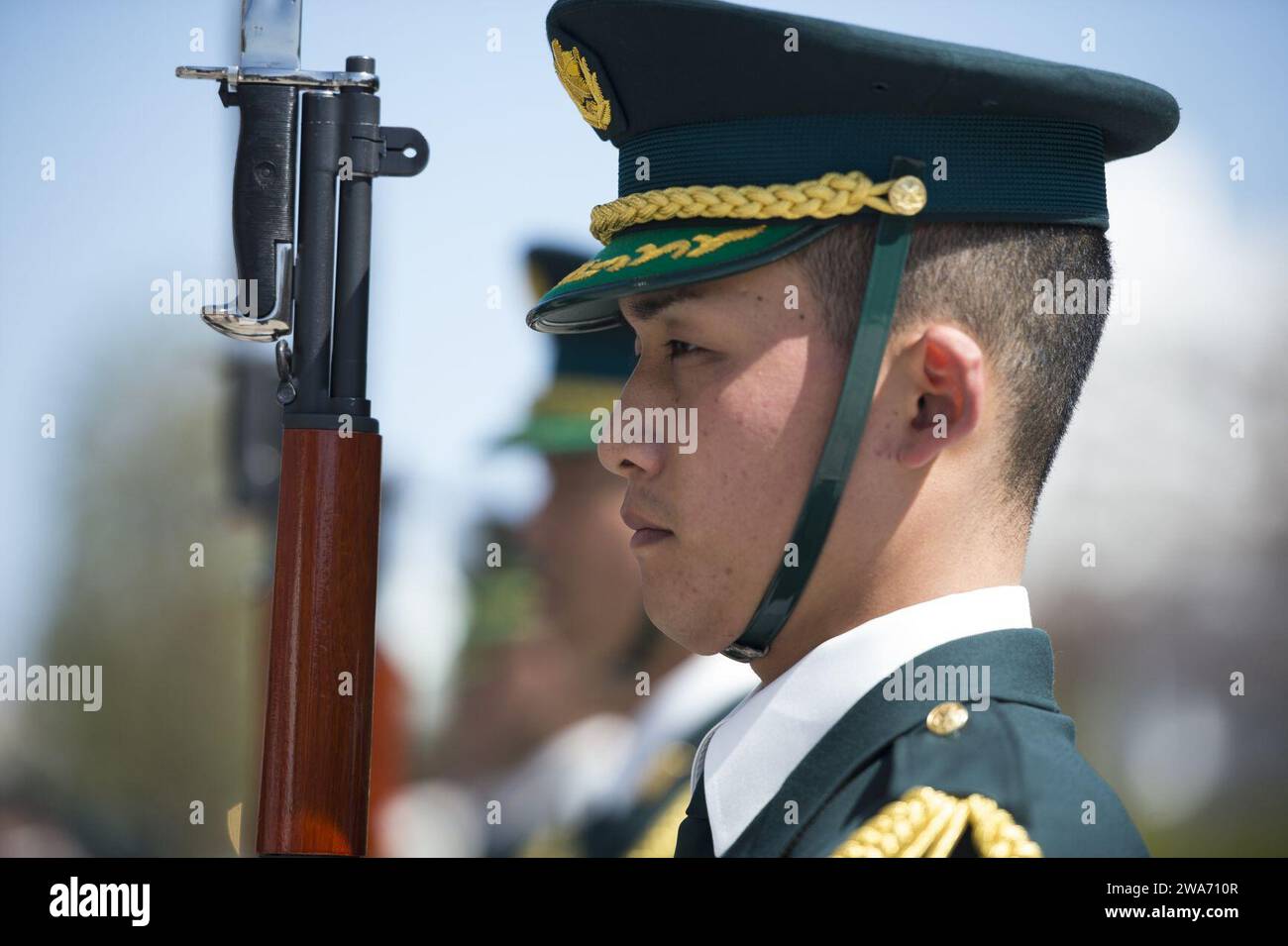 US-Streitkräfte. Ein Mitglied der Japan Self Defense Force Honor Guard steht während einer Zeremonie zu Ehren des 18. Vorsitzenden der Joint Chiefs of Staff General Martin E. Dempsey im Verteidigungsministerium in Tokio am 25. März 2015 zur Kenntnis. Dempsey besucht Japan im Rahmen einer zweitägigen Reise, um die Allianz zwischen den USA und Japan zu stärken. (DOD-Foto von U.S. Navy Petty Officer 1st Class Daniel Hinton/veröffentlicht) Stockfoto