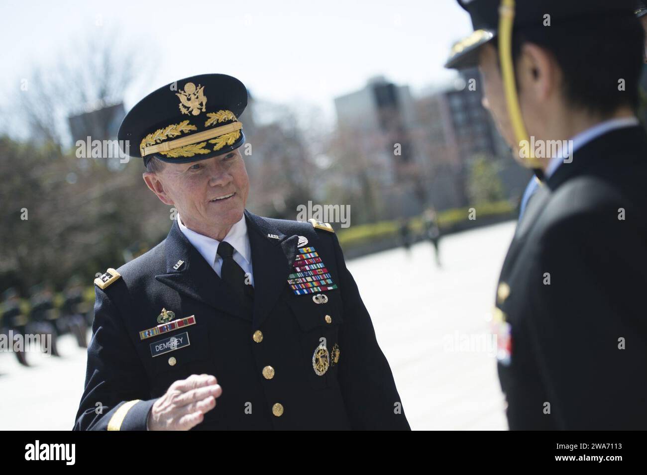 US-Streitkräfte. Der 18. Vorsitzende der Joint Chiefs of Staff General Martin E. Dempsey begrüßt den hochrangigen Stab der japanischen Selbstverteidigungsstreitkräfte nach einer Zeremonie zu Dempseys Ehren im Verteidigungsministerium in Tokio am 25. März 2015. Dempsey besucht Japan im Rahmen einer zweitägigen Reise, um die Allianz zwischen den USA und Japan zu stärken. (DOD-Foto von U.S. Navy Petty Officer 1st Class Daniel Hinton/veröffentlicht) Stockfoto