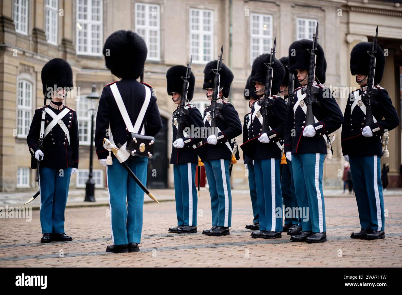 Kopenhagen, Dänemark. 2. Jänner 2024. Wachablösung der Ehrenwache des dänischen Königspalasts im Schloss Amalienborg, nach Ankündigung der Abdankung der dänischen Königin MARGRETHE am 14. Januar, den 52. Jahrestag Ihrer Thronbesteigung. Hovedstaden *** Kopenhagen, Dänemark 2. Januar 2024 Ablösung der Ehrenwache des dänischen Königspalastes im Schloss Amalienborg nach der Ankündigung der Abdankung der dänischen Königin MARGRETHE am 14. Januar, dem 52. Jahrestag ihrer Thronbesteigung Hovedstaden Stockfoto