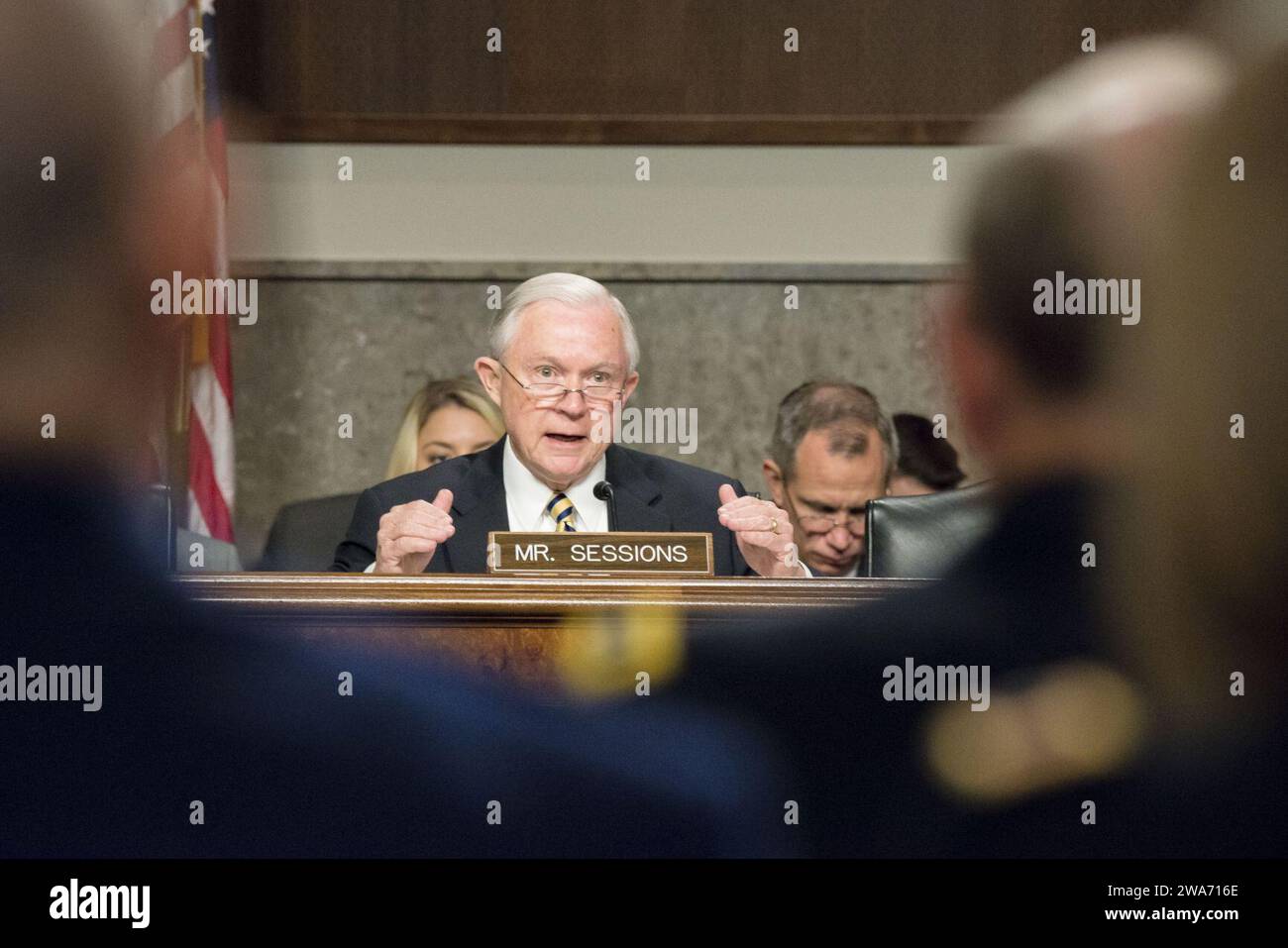 US-Streitkräfte. Senator Jeff Sessions fragt den 18. Vorsitzenden der Joint Chiefs of Staff General Martin E. Dempsey während einer Anhörung über die Strategie der Gegenwehr-ISIL (Islamischer Staat im Irak und in der Levante) am 7. Juli 2015 auf dem Capitol Hill. DOD-Foto von Sean K. Harp/Freigelassen Stockfoto
