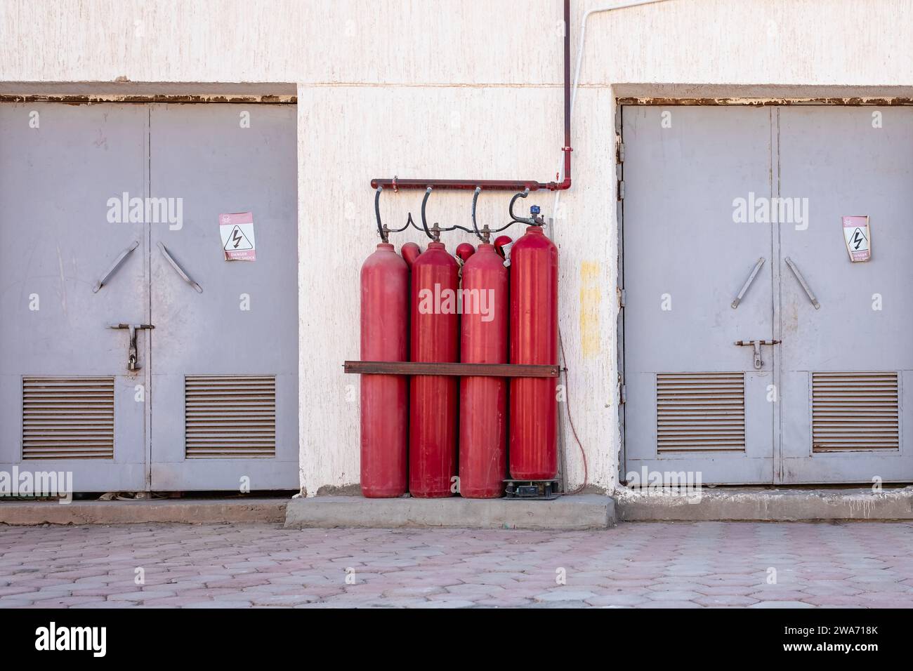 Gas-Feuerlöschanlage für Schaltanlagen im Freien für eine elektrische Unterstation. Feuergasflaschen an der Wand. Niemand, Straßenfoto Stockfoto