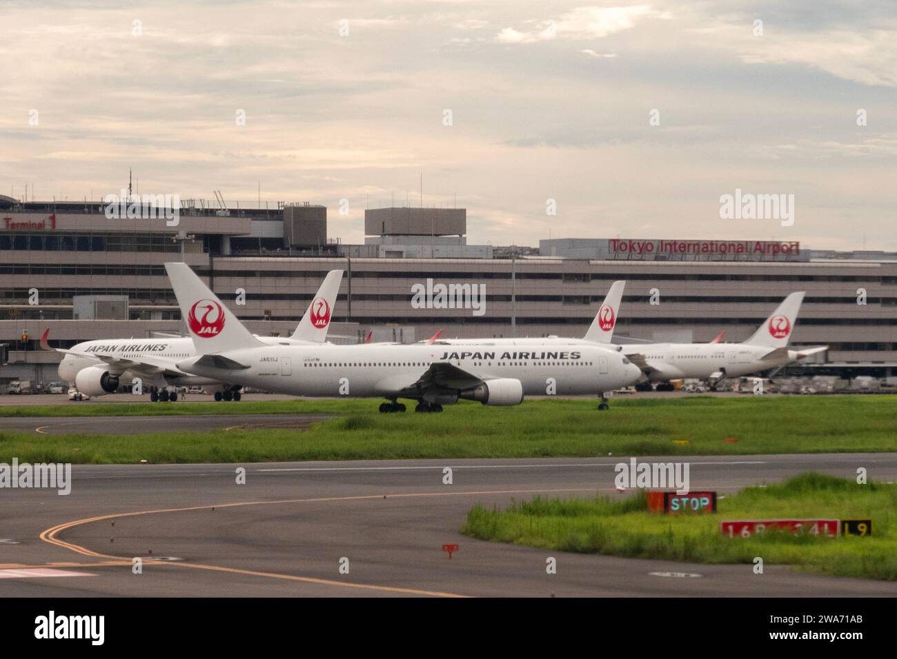 *DATEIFOTO* Tokio, Japan, 2. Januar 2024. Japan Airlines Airbus A350-941 reg JA13XJ führte den Flug JL516 von Sapporo nach Tokio durch, bei dem es zu einer Kollision mit dem Flugzeug der japanischen Küstenwache DHC-8 reg JA722A kam. Alle Passagiere des JAL Airbus wurden evakuiert. Der Unfall ereignete sich am Tokioter Flughafen Haneda. ABBILDUNG: Japan Air Lines (JAL) Airbus- und Boeing-Flugzeuge am Stand am Terminal 1 des internationalen Flughafens Haneda. Foto Datum: 7. September 2023. Quelle: Colin D Fisher Stockfoto