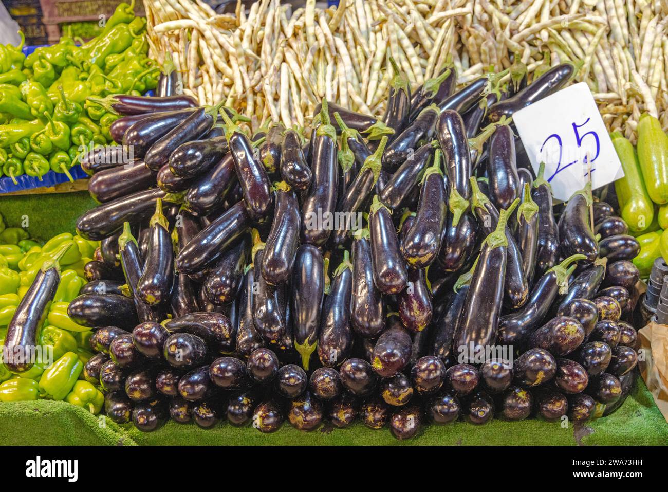 Ein Haufen Auberginen-Auberginen-Gemüse auf dem Bauernmarkt Stockfoto