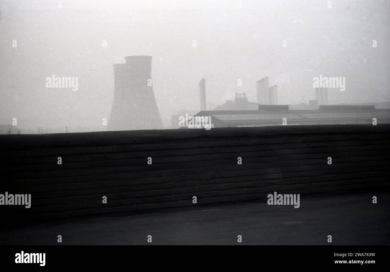 1972, historisch, Tinsley Rolling Mill, mit großen Kühltürmen, Sheffield, South Yorkshire, England, Großbritannien. Das Stahlwerk in Tinsley wurde 1963 von der English Steel Corporation (ESC) eröffnet und war das größte Stahlspezialwerk in Großbritannien. Der ESC wurde 1967 in die British Steel Corporation (BSC) aufgenommen. Stockfoto