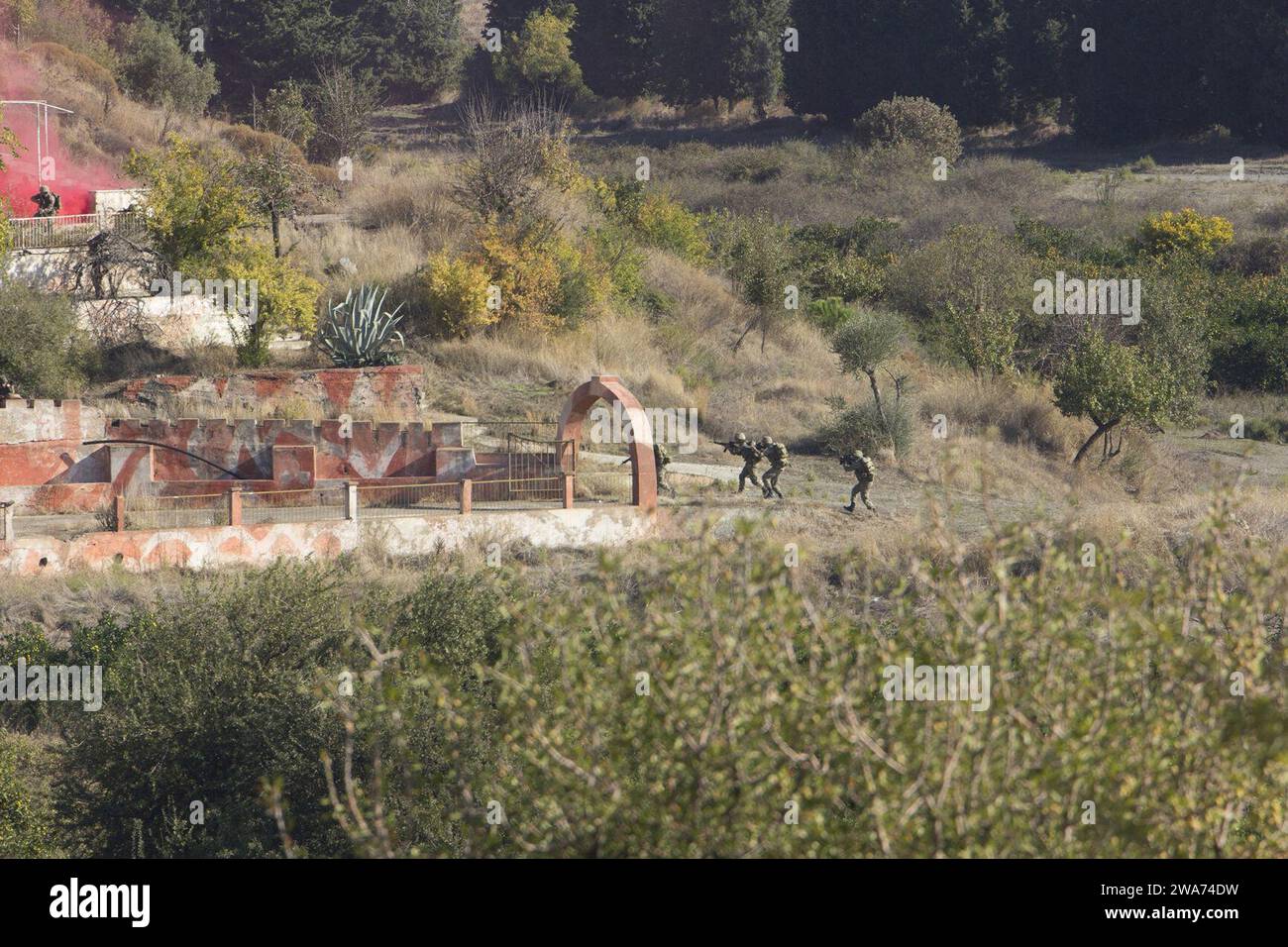 US-Streitkräfte. 151027OQ277-103 DOGANBEY, Türkei (27. Oktober 2015) Türkische Marines greifen ihr Ziel während eines gemeinsamen amphibischen Angriffs mit der 26. Marine Expeditionary Unit während der Übung Egemen 2015 in Doganbey, Türkei, 27. Oktober an. Egemen ist eine von der Türkei geführte und veranstaltete amphibische Übung, die dazu dient, taktische Fähigkeiten und Interoperabilität zwischen den Teilnehmern zu verbessern. Die 26. MEU wird in das 6. Flottengebiet von eingesetzt, um die nationalen Sicherheitsinteressen der USA in Europa zu unterstützen. (Foto des U.S. Marine Corps von Gunnery Sgt. Andrew D. Pendracki/ veröffentlicht) Stockfoto