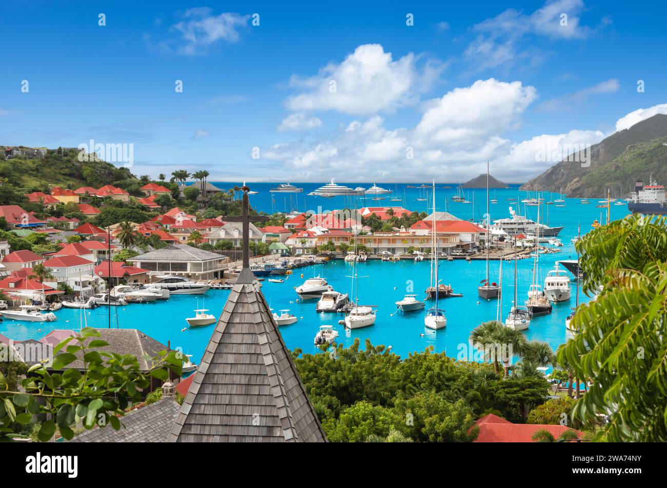 Gustavia, Saint Barthelemy Hafen und Skyline. Stockfoto