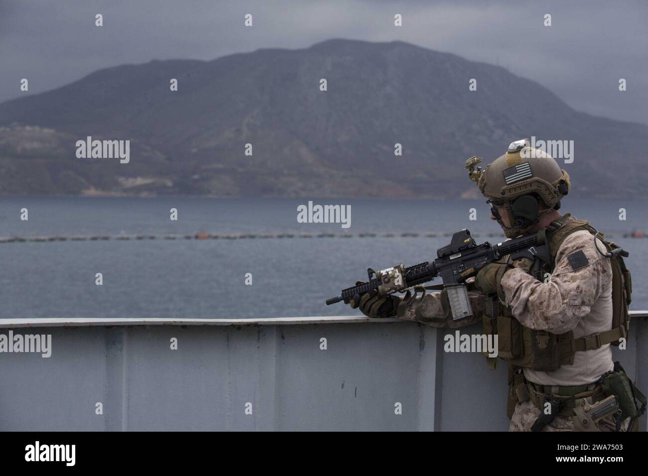 US-Streitkräfte. 151102PA636-118 SOUDA BAY, Griechenland (2. November 2015) Ein US-Marine, der dem Force Reconnaissance Platoon zugeteilt ist, Maritime RAID Force, 26. Marine Expeditionary Unit (MEU), stellt Sicherheit für sein Team bereit, während er am 2. November 2015 Besuche, Bord, Durchsuchung und Beschlagnahmungstraining in Souda Bay, Griechenland, durchführt. Die 26. MEU führt Marineoperationen in den Einsatzgebieten der 5. Und 6. Flotte durch, um die nationalen Sicherheitsinteressen der USA in Europa zu unterstützen. (U.S. Marine Corps Foto von CPL. Andre Dakis/veröffentlicht) Stockfoto