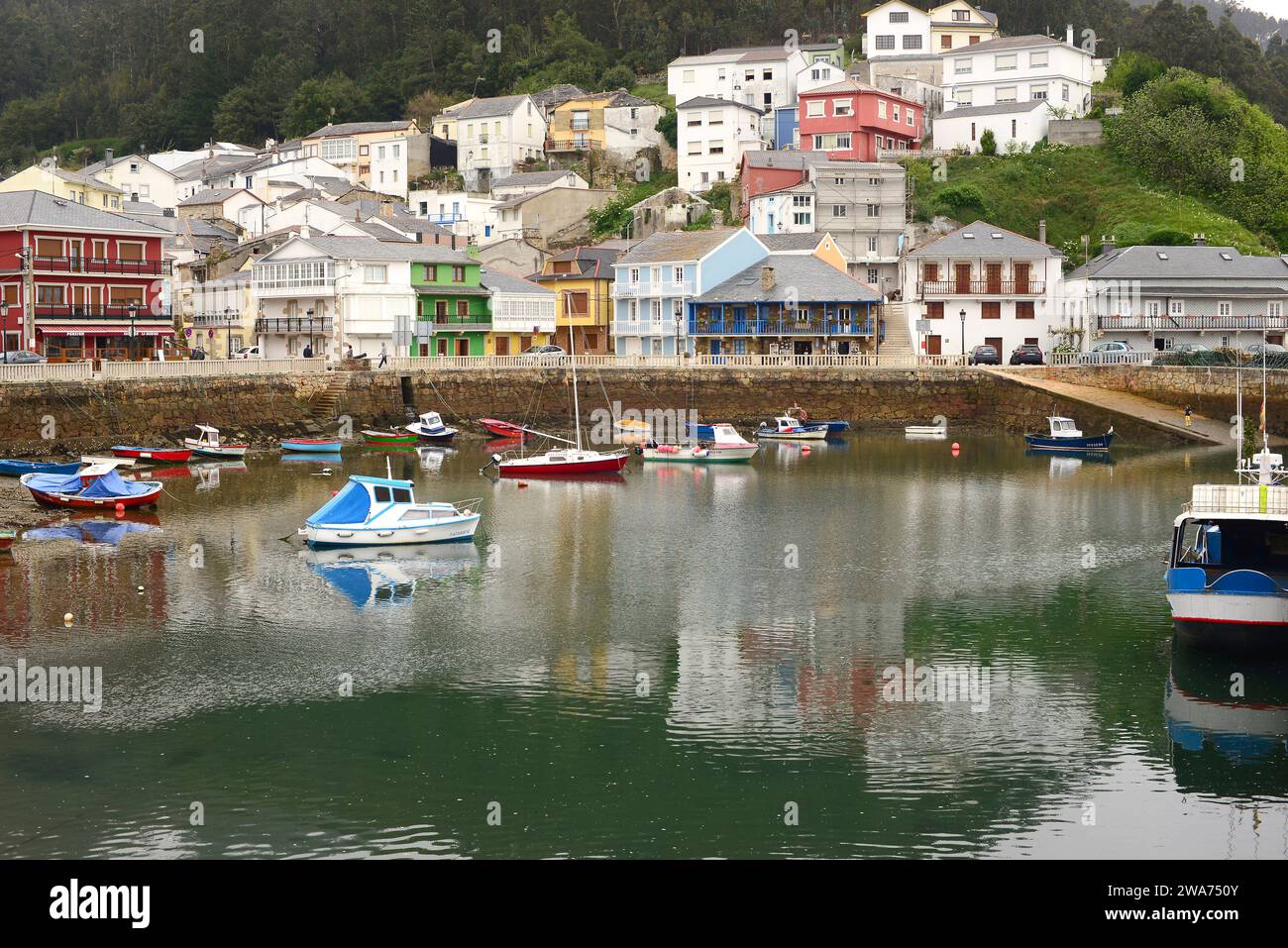 O Barqueiro, Hafen und malerische Stadt bei Flut. Mañon Gemeinde, PROVINZ Coruña, Galicien, Spanien. Stockfoto