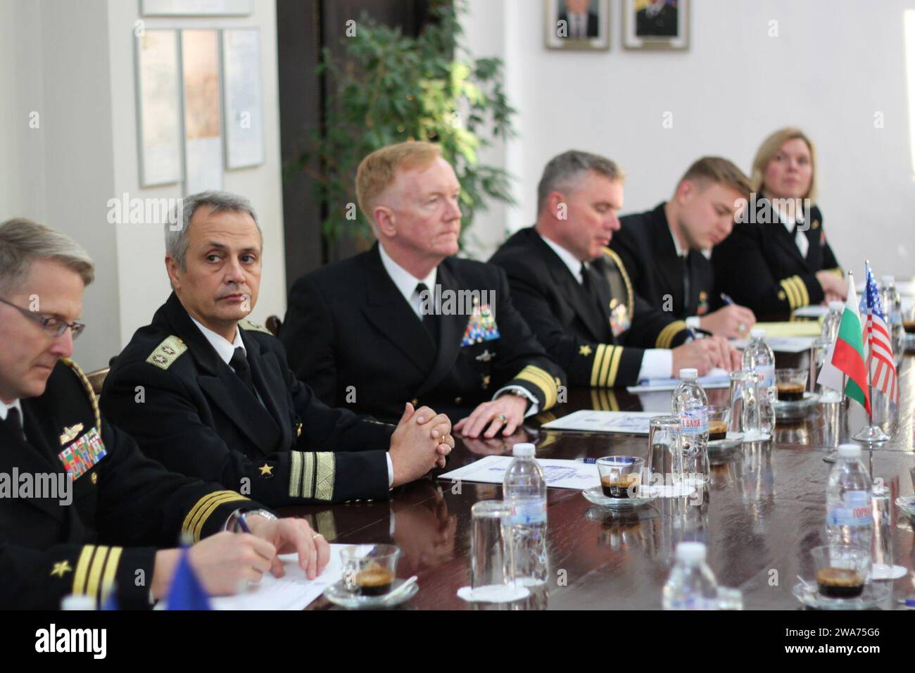 US-Streitkräfte. 151118XX888-543 NIKOLA VAPTSAROV MARINEAKADEMIE, Bulgarien (18. November 2015) Kommandeur der 6. US-Flotte-Vize-ADM James Foggo III, dritter von links, und bulgarischer Marinekonteradmiral Mitko Petev, Kommandeur der bulgarischen Marine, zweiter von links, erhalten eine Information über die Nikola Vaptsarov Marineakademie, Bulgarien, 18. November 2015. Die 6. US-Flotte mit Hauptsitz in Neapel (Italien) führt das gesamte Spektrum gemeinsamer und Marineoperationen durch, oft in Abstimmung mit verbündeten, gemeinsamen und interinstitutionellen Partnern, um die nationalen Interessen der USA sowie die Sicherheit und Stabilität in Europa zu fördern Stockfoto