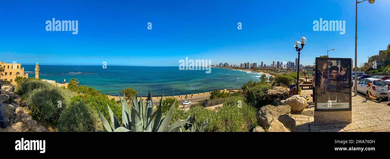 Küstenelegantheit: Atemberaubendes Panorama der Altstadt von Jaffa in der Nähe von Tel Aviv, Israel. Mittelmeer, Blauer Himmel und Küstenschönheit. Stockfoto