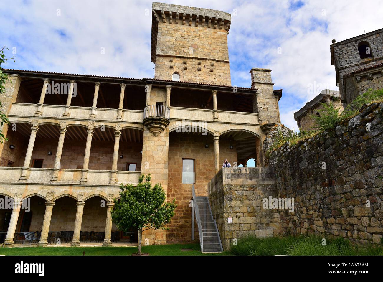 Schloss Monterrey (Castelo de Monterrei), 10.-12. Jahrhundert. Palacio de los Condes (Renaissance 15.-17. Jahrhundert) und Torre de las Damas (13.-14. Jh.) Stockfoto