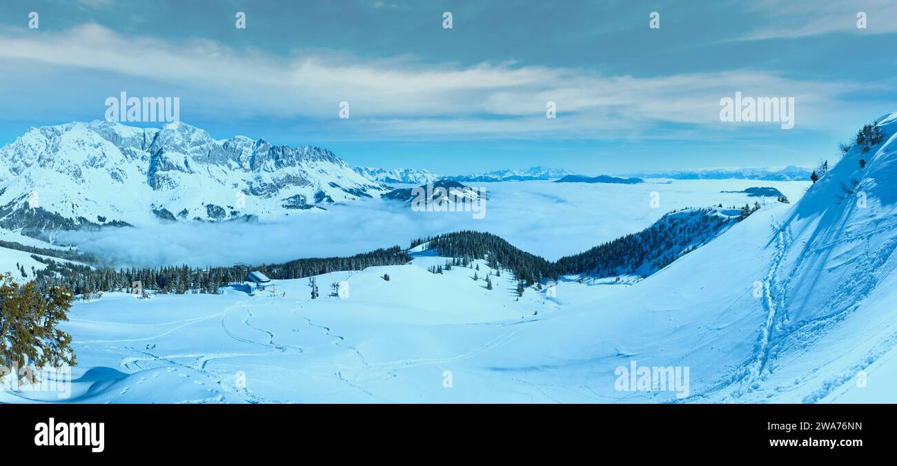 Morgen Winter Bergpanorama mit Schatten des Fotografen (Hochkönig Region, Österreich). Alle Menschen sind nicht erkennbar. Stockfoto