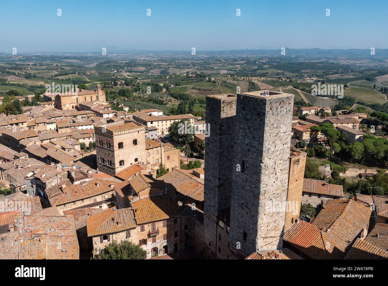 Großer Panoramablick über die Innenstadt von San Gimignano, Torri dei Salvucci im Zentrum, von Torre Grosso, Italien Stockfoto