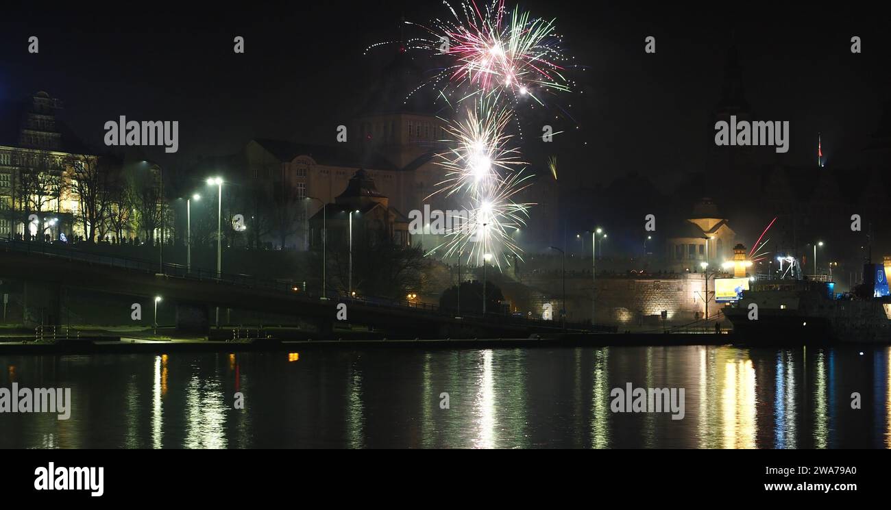 Silvesterfeuerwerk (20232024) am Way Chrobrego von der Westseite der