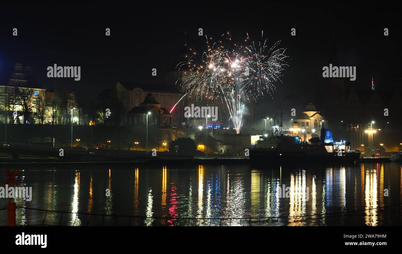 Silvesterfeuerwerk (20232024) am Way Chrobrego von der Westseite der
