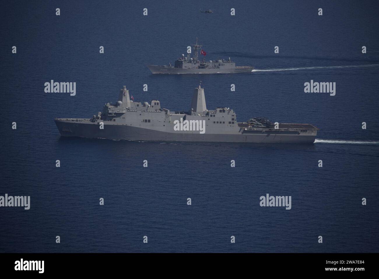 US-Streitkräfte. 160407CV548-120 MITTELMEER (7. April 2016) - das amphibische Transportschiff USS Arlington (LPD 24) durchquert in Formation mit der türkischen Marine TCG Gediz (F-495) während eines bilateralen Trainings. Die 26. MEU wird im Zuständigkeitsbereich der 6. Flotte eingesetzt, um die nationalen Sicherheitsinteressen der USA in Europa zu unterstützen. (U.S. Marine Corps Foto von CPL. Jeraco Jenkins /veröffentlicht). Stockfoto