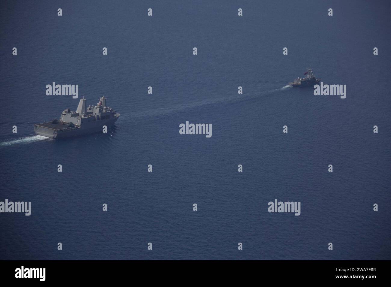 US-Streitkräfte. 160407CV548-173 MITTELMEER (7. April 2016) - das amphibische Transportschiff USS Arlington (LPD 24) durchquert in Formation mit der türkischen Marine TCG Gediz (F-495) während eines bilateralen Trainings. Die 26. MEU wird im Zuständigkeitsbereich der 6. Flotte eingesetzt, um die nationalen Sicherheitsinteressen der USA in Europa zu unterstützen. (U.S. Marine Corps Foto von CPL. Jeraco Jenkins /veröffentlicht). Stockfoto