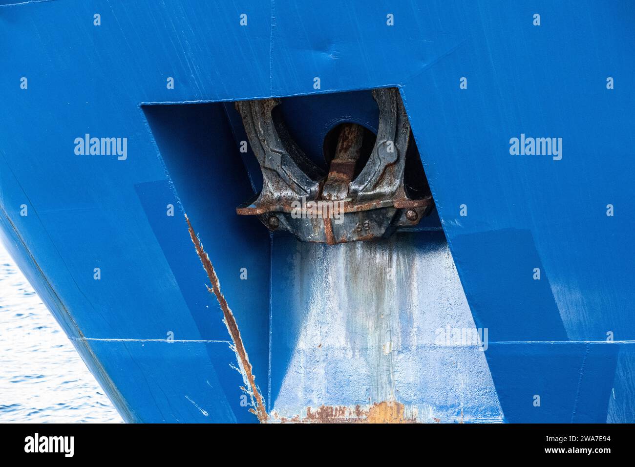 Schiff ankert in seinem Hafen eines großen blauen Schiffes Stockfoto