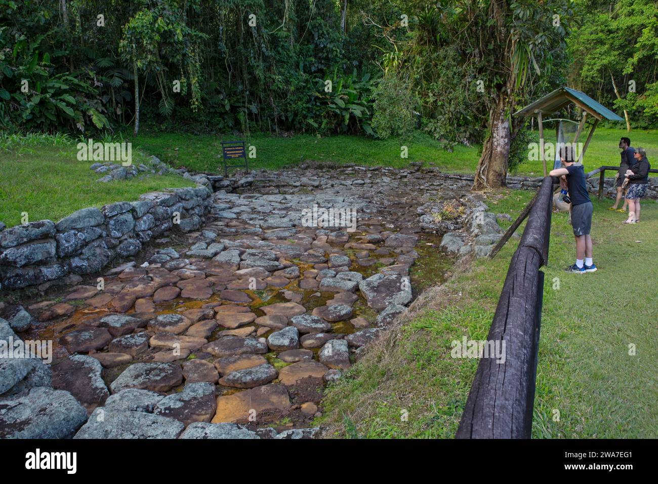 Touristen bei einheimischen Aquädukt Siedlern, Guayabo National Monument, Turrialba, Costa Rica. Stockfoto