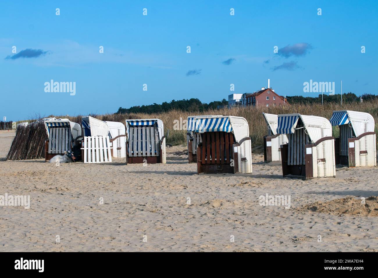 Kleine Küstenhütten zum Ausruhen und Unterschlupf am Sandstrand der Nordsee, Cuxhaven, Deutschland Stockfoto