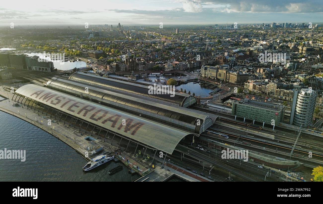 Drohnenaufnahme von Amsterdams ikonischem Kanalring mit Giebelhäusern, historischen Brücken und einer urbanen Stadtlandschaft Stockfoto