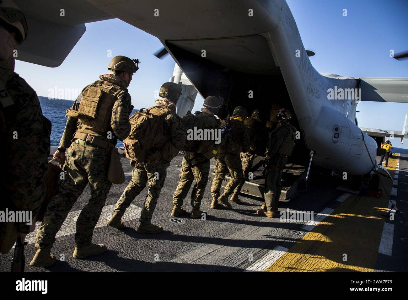 US-Streitkräfte. US-Marines und Matrosen mit der Weapons Company, dem Battalion Landing Team, dem 1. Bataillon 6th Marine Regiment, der 22nd Marine Expeditionary Unit (MEU), betreten eine MV-22B Osprey während einer taktischen Bergung von Flugzeugen und Personal Training Übung, die am 18. April 2016 von der USS Wasp (LHD-1) gestartet wurde. Die 22. MEU und die Amphibious Squadron Six (PHIBRON-6) sind im Gange für die Übung Amphibious Ready Group (ARG)/MEU. (Offizielles Foto von CPL. Ryan G. Coleman / 22nd Marine Expeditionary Unit / veröffentlicht) Stockfoto