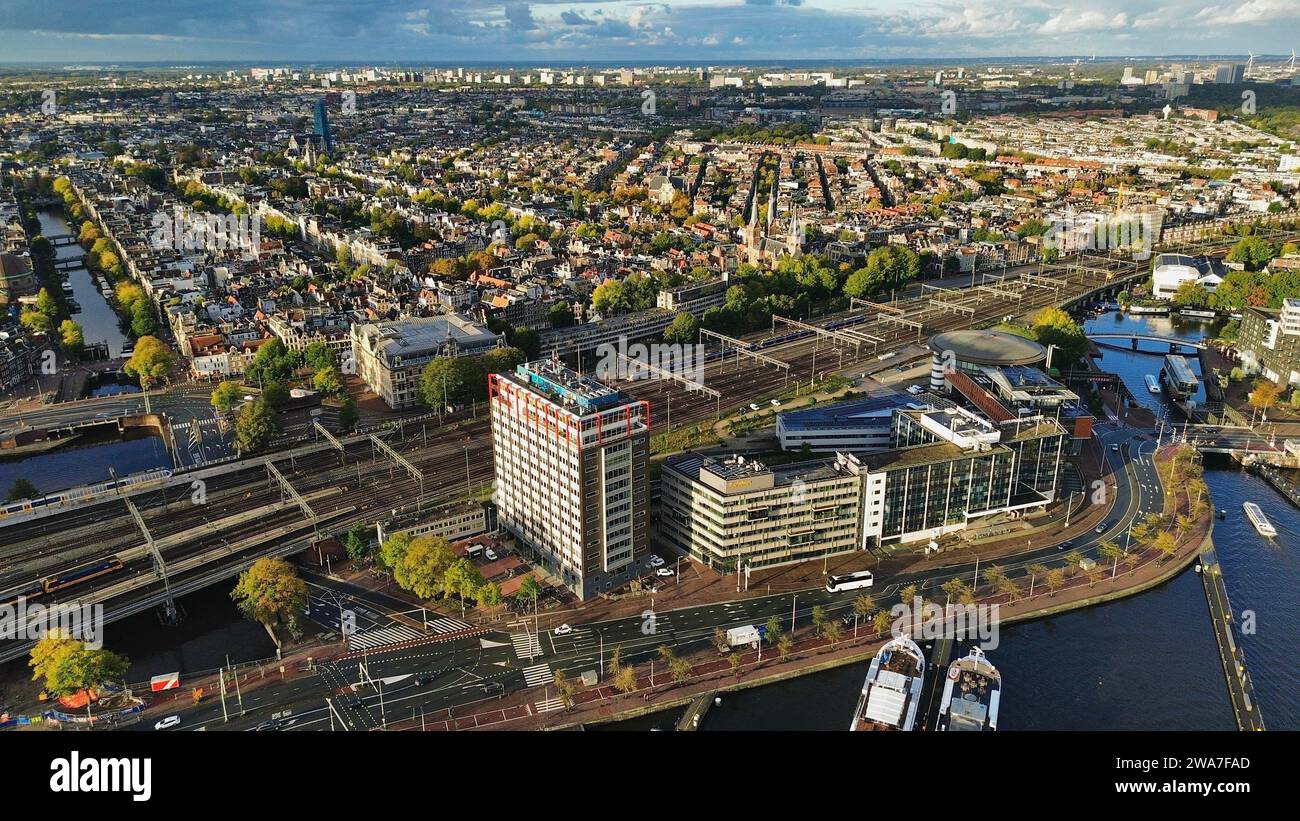 Drohnenaufnahme von Amsterdams ikonischem Kanalring mit Giebelhäusern, historischen Brücken und einer urbanen Stadtlandschaft Stockfoto