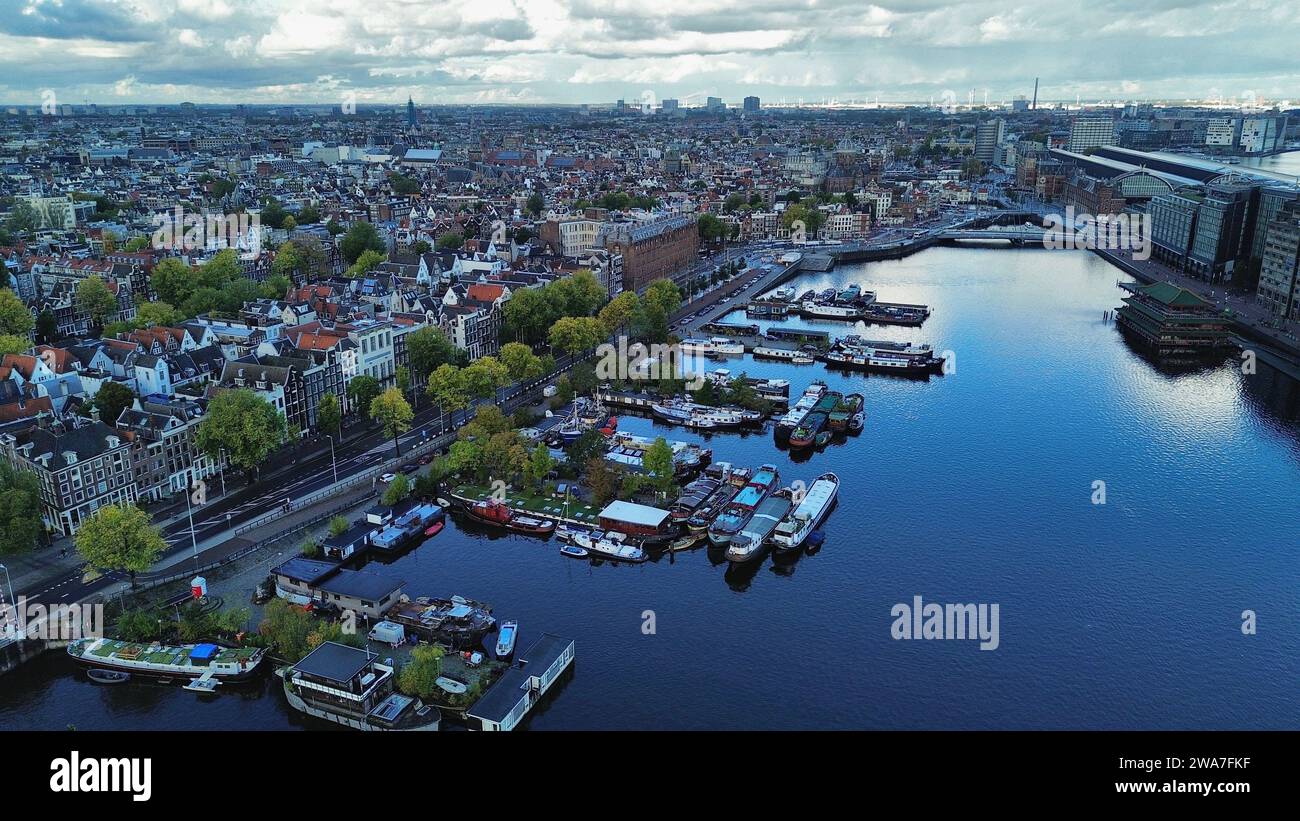 Drohnenaufnahme von Amsterdams ikonischem Kanalring mit Giebelhäusern, historischen Brücken und einer urbanen Stadtlandschaft Stockfoto