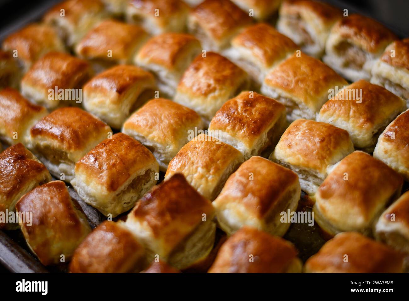 Ich bin mit Wurstbrötchen aus dem Ofen Stockfoto