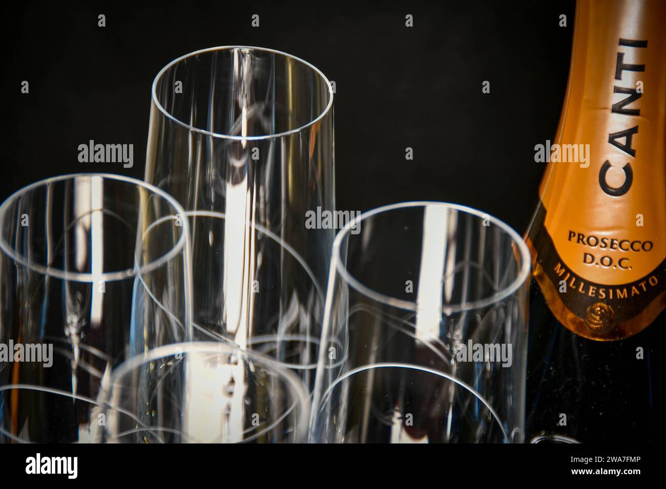 Canti-Flasche mit Gläsern Stockfoto