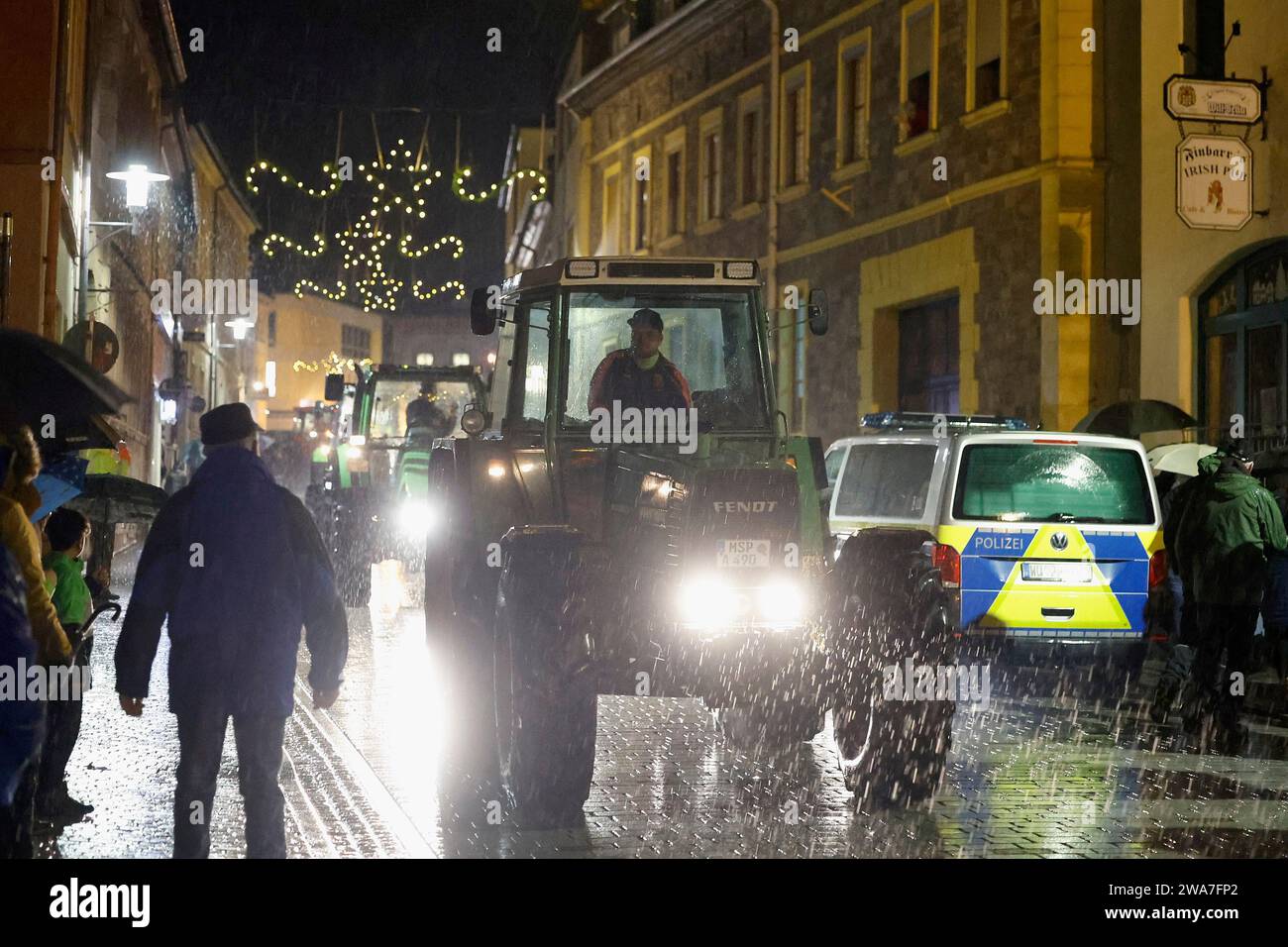 Hammelburg, Deutschland. Januar 2024. Zahlreiche Traktoren und Spediteure ziehen während der Bauerndemonstration durch die Stadt. Die Bauern zeigen ihre Präsenz aufgrund der aktuellen Landwirtschaftspläne der Bundesregierung. Quelle: Heiko Becker/dpa/Alamy Live News Stockfoto