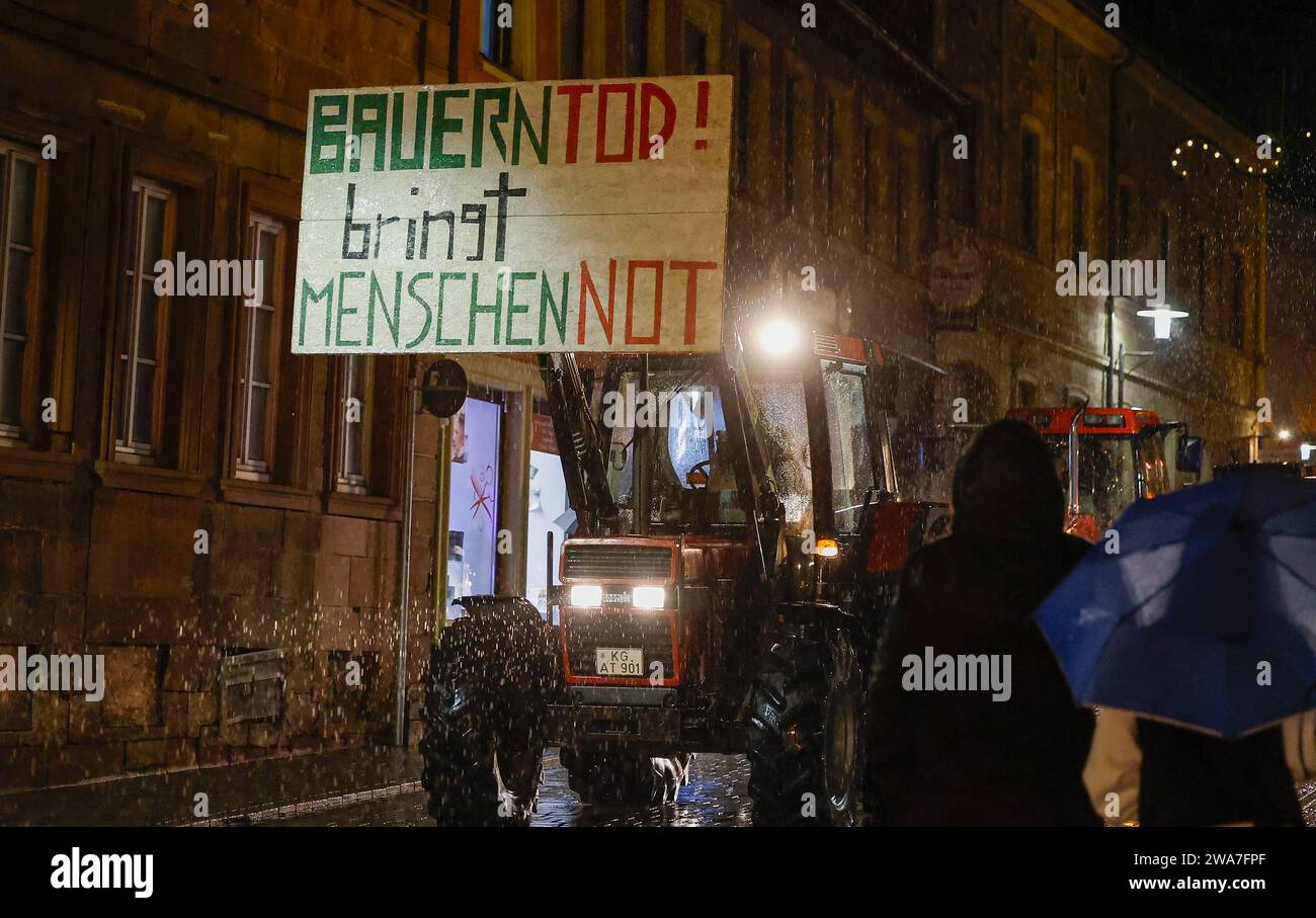 Hammelburg, Deutschland. Januar 2024. Während der Bauerndemonstration ziehen zahlreiche Traktoren und Traktoren mit Protestplakaten durch die Stadt. Die Bauern demonstrieren aufgrund der aktuellen Pläne der Bundesregierung für die Landwirtschaft. Quelle: Heiko Becker/dpa/Alamy Live News Stockfoto