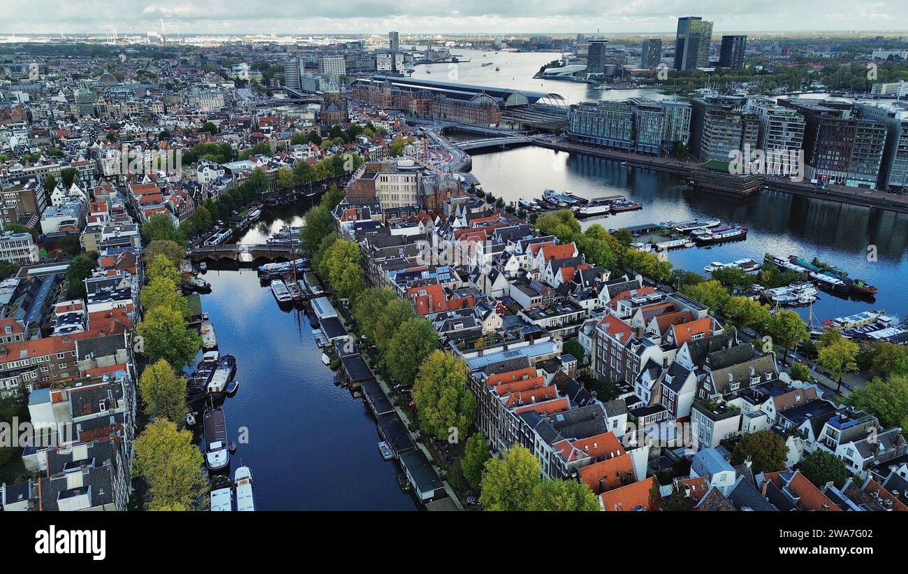 Drohnenaufnahme von Amsterdams ikonischem Kanalring mit Giebelhäusern, historischen Brücken und einer urbanen Stadtlandschaft Stockfoto