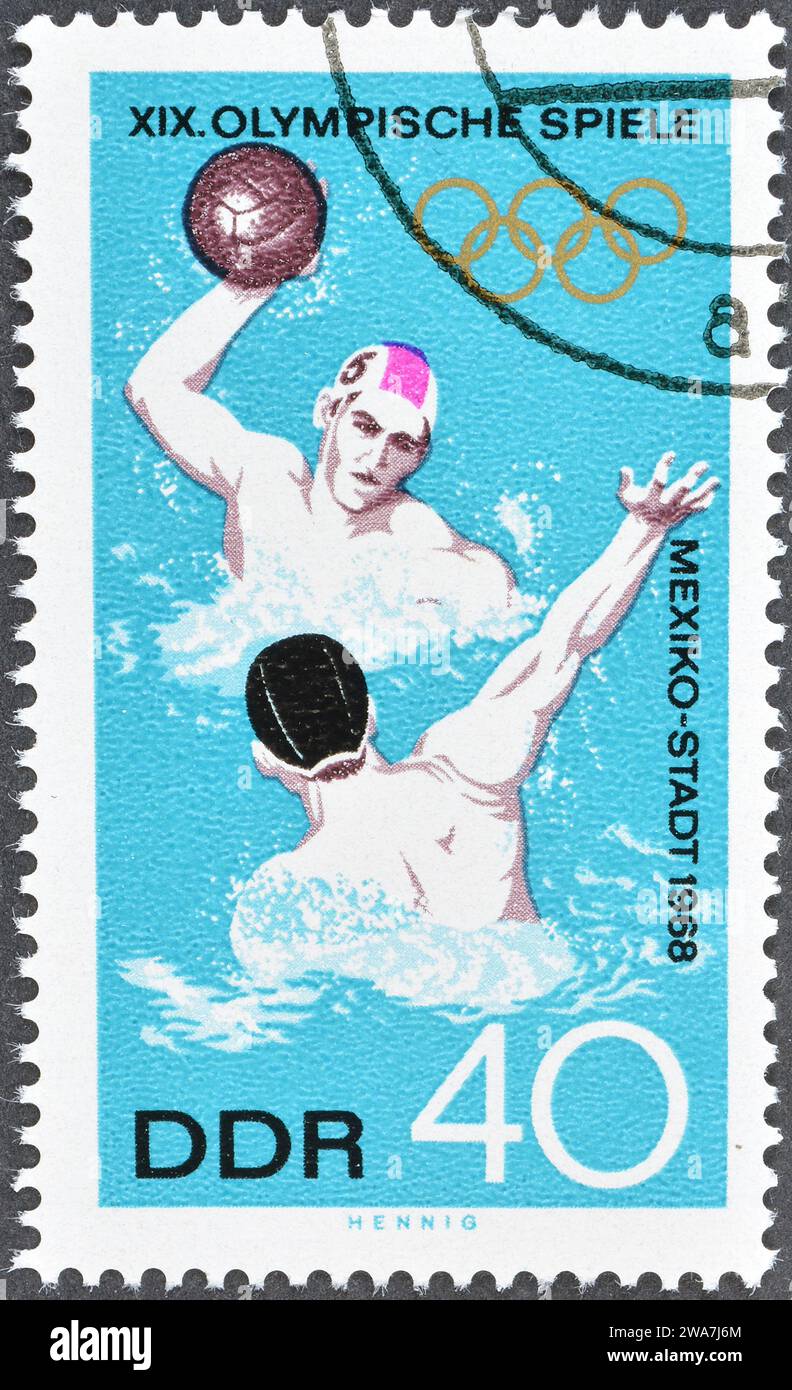 Gestempelte Briefmarke, gedruckt von der Deutschen Demokratischen Republik, die Wasserball, Olympische Sommerspiele 1968 - Mexiko-Stadt, um 1968 zeigt. Stockfoto