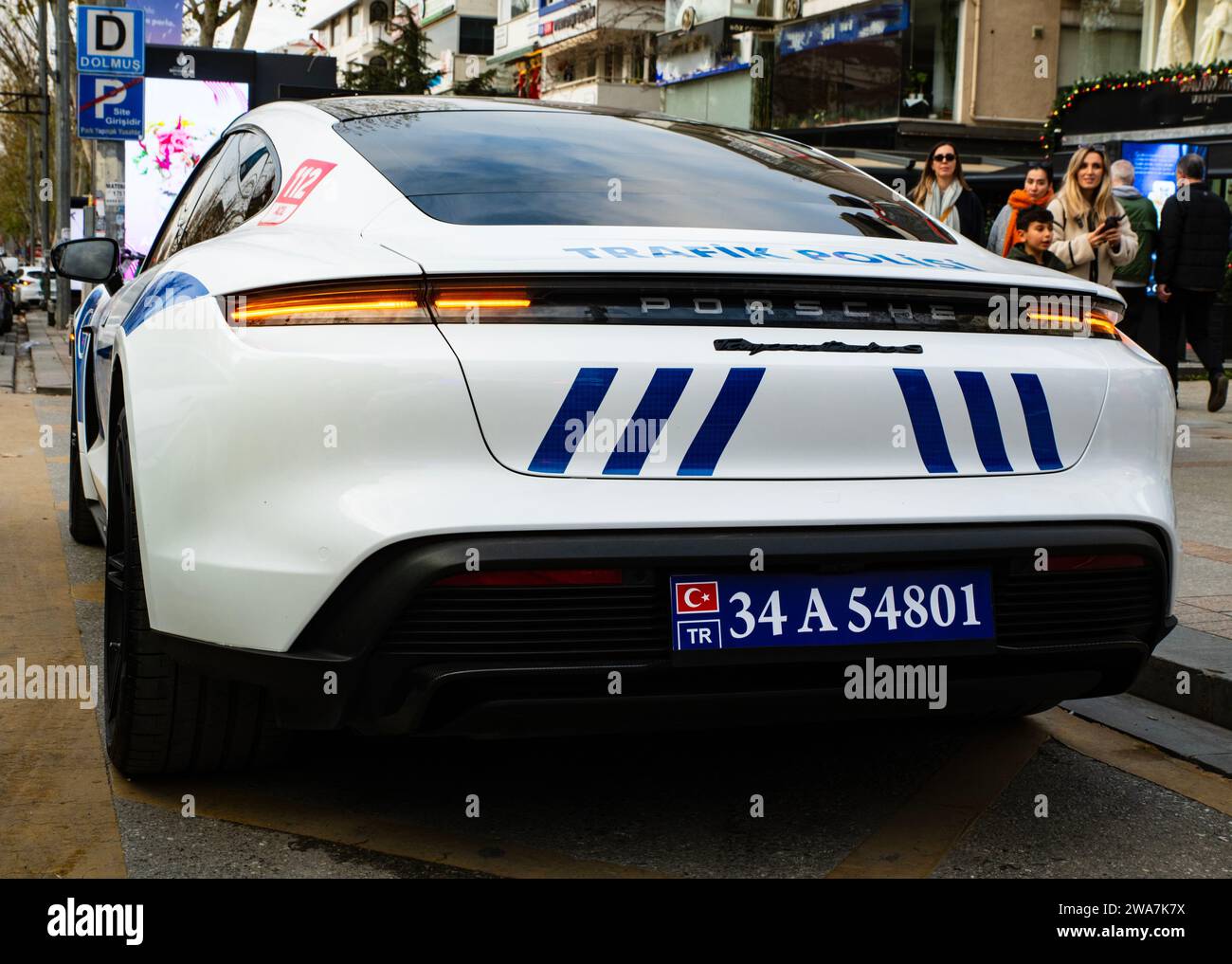 01 01 2024 Bagdat Straße Kadikoy Istanbul Porsche Taycan Turbo S und Audi RS6 Türkische Polizei Supercar, von kriminellen Organisationen beschlagnahmt wurde p Stockfoto