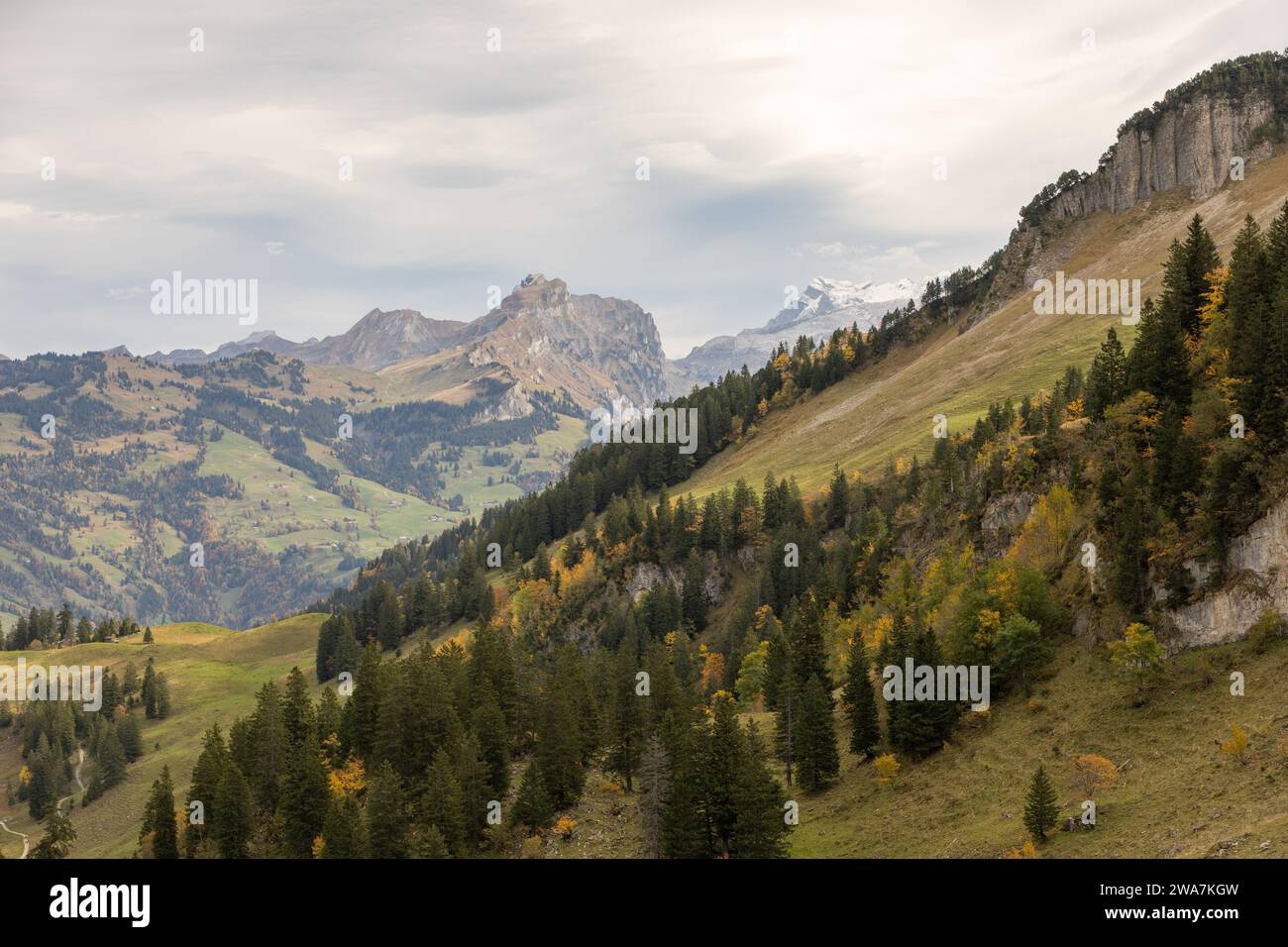 Herbstliche Aufstiege: Eine majestätische Bergwanderung in den Alpen Stockfoto