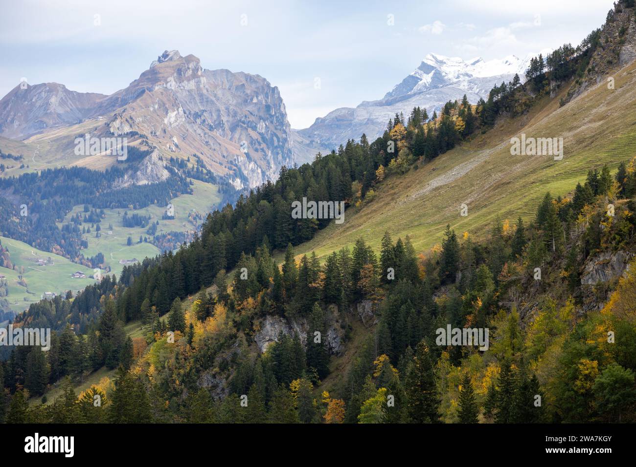 Herbstliche Aufstiege: Eine majestätische Bergwanderung in den Alpen Stockfoto
