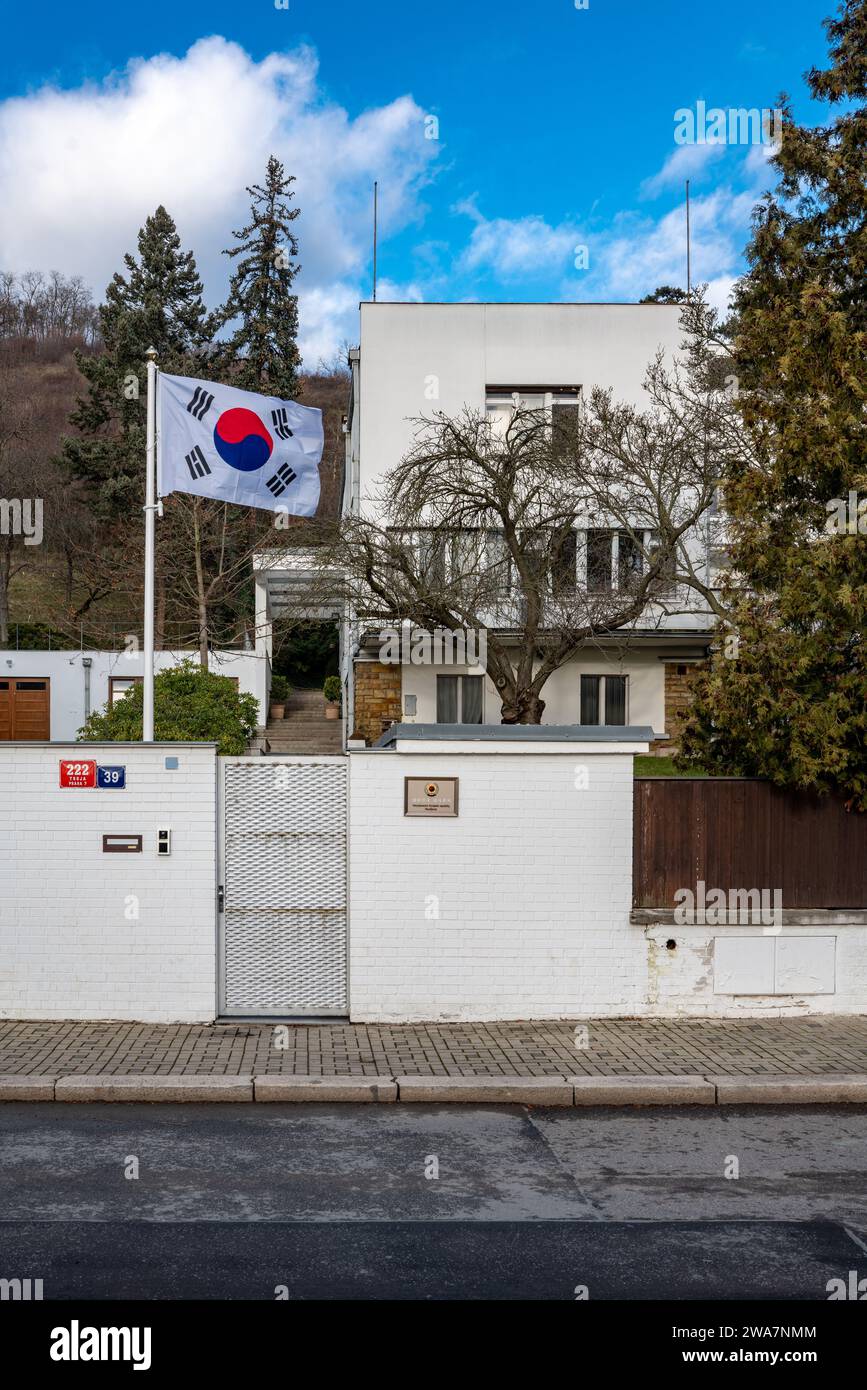 Funktionalistische Villa von Alexander Schück in Prag, heute ein Wohnhaus der Botschaft der Republik Korea. Blick von der 'nad Kazankou' Straße. Stockfoto