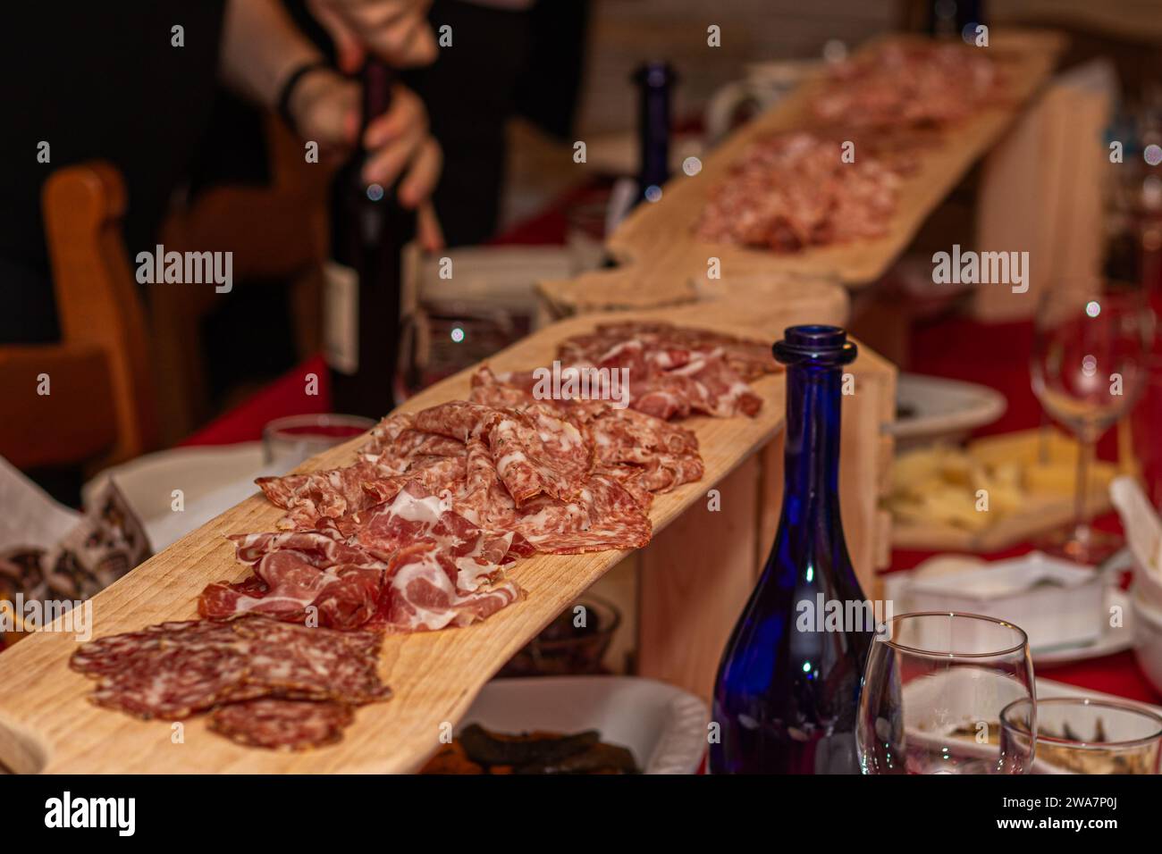Reichhaltige Auswahl mit Salami Crudo- und Soppressata-Scheiben Stockfoto
