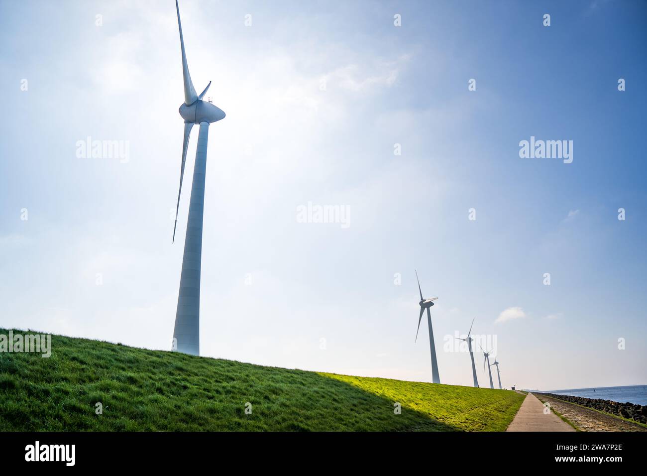 Windenergieanlage auf einem grünen Feld Stockfoto