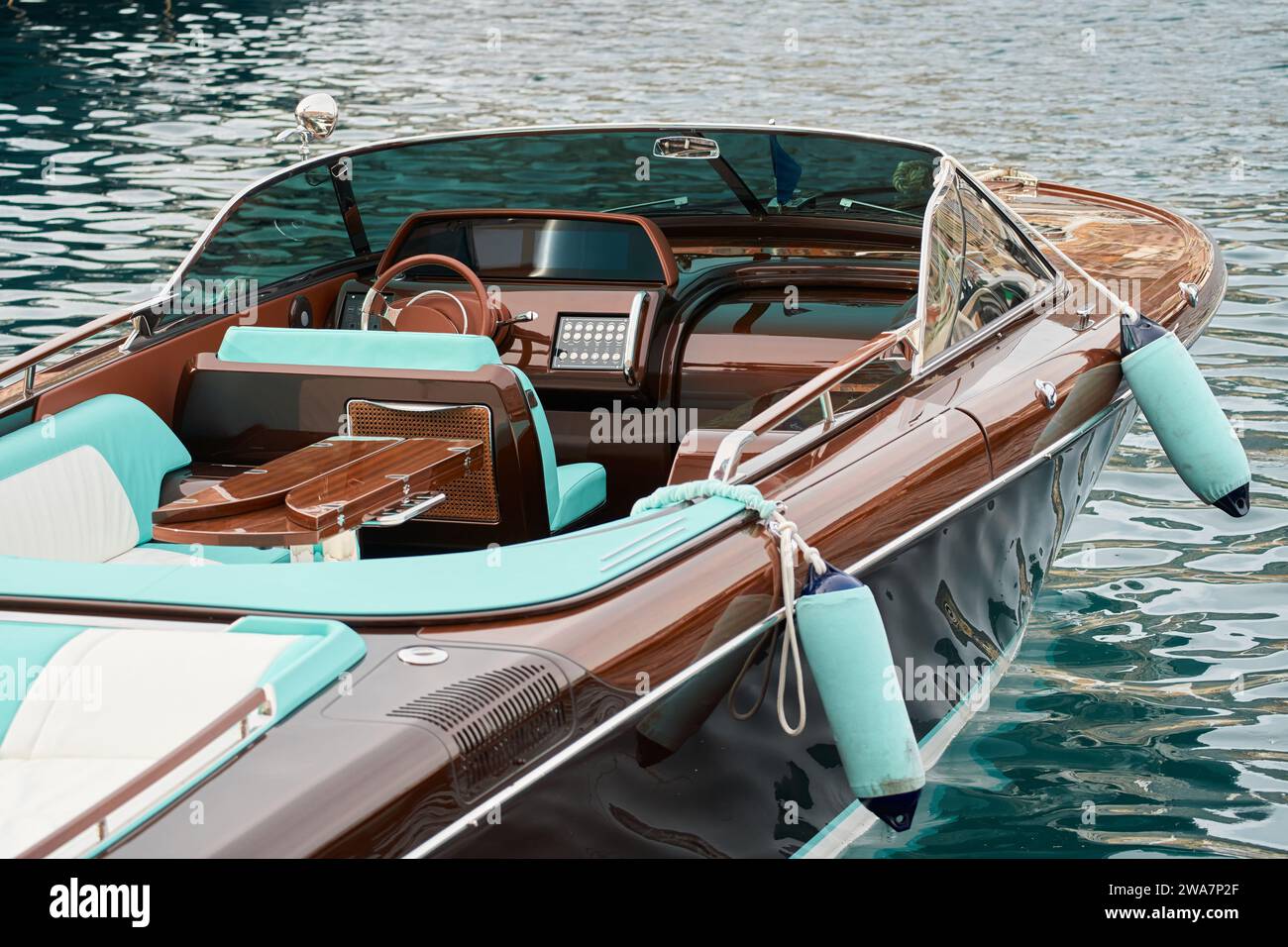 Das Innere des Luxus-Motorbootes, Hafen von Herkules in Monaco, sonniges Glühen der Sonne auf dem Wasser, kraftvolles Boot, glänzende Oberflächen glänzen in der Sonne Stockfoto