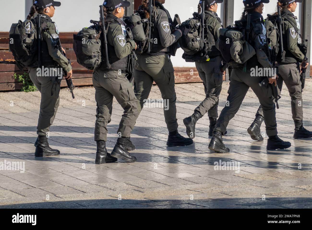 Jerusalem, Israel – 15. November 2023: Israelische Soldaten auf Stadtpatrouille, voll ausgestattet mit taktischer Ausrüstung Stockfoto