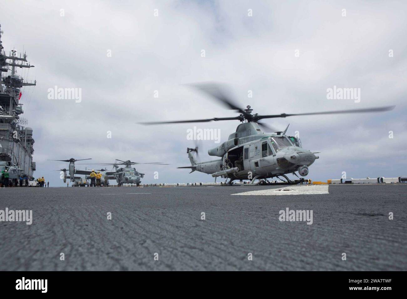 US-Streitkräfte. 160708AF202-074 ATLANTISCHER OZEAN (8. Juli 2016) Marines, die der mittleren Tiltrotor-Geschwader 264 (verstärkt) zugewiesen wurden, und 2nd Radio Bataillon Detachment, 22nd Marine Expeditionary Unit (MEU), bereiten sich auf den Abflug vor, um den ersten operativen Flug der Intrepid Tiger II (V)3 Electronic Warfare Pod an Bord des amphibischen Angriffsschiffs USS Wasp (LHD-1) durchzuführen. Das Intrepid Tiger II EW ist eine netzwerkfähige Systemfamilie, die eine RDC (Rapid Deployment Capability) zur Unterstützung von Bodenkampfeinsätzen bietet. Die 22. MEU, die mit der Wasp Amphibious Ready Group stationiert ist, führt gerade durch Stockfoto