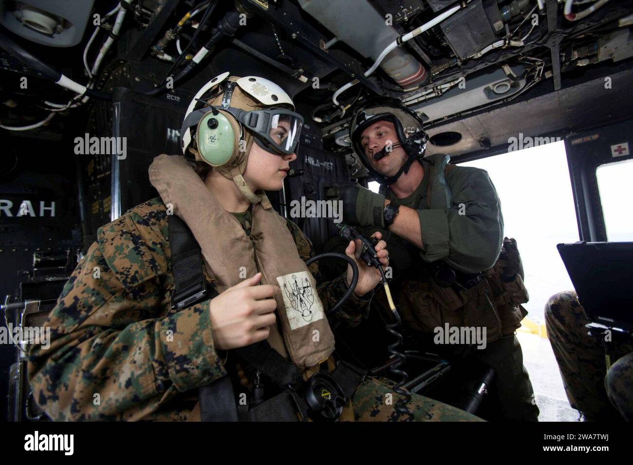 US-Streitkräfte. 160708AF202-032 ATLANTISCHER OZEAN (8. Juli 2016) Marines, die der mittleren Tiltrotor-Geschwader 264 (verstärkt) zugewiesen wurden, und 2nd Radio Bataillon Detachment, 22nd Marine Expeditionary Unit (MEU), bereiten sich auf den Abflug vor, um den ersten operativen Flug der Intrepid Tiger II (V)3 Electronic Warfare Pod an Bord des amphibischen Angriffsschiffs USS Wasp (LHD-1) durchzuführen. Das Intrepid Tiger II EW ist eine netzwerkfähige Systemfamilie, die eine RDC (Rapid Deployment Capability) zur Unterstützung von Bodenkampfeinsätzen bietet. Die 22. MEU, die mit der Wasp Amphibious Ready Group stationiert ist, führt gerade durch Stockfoto