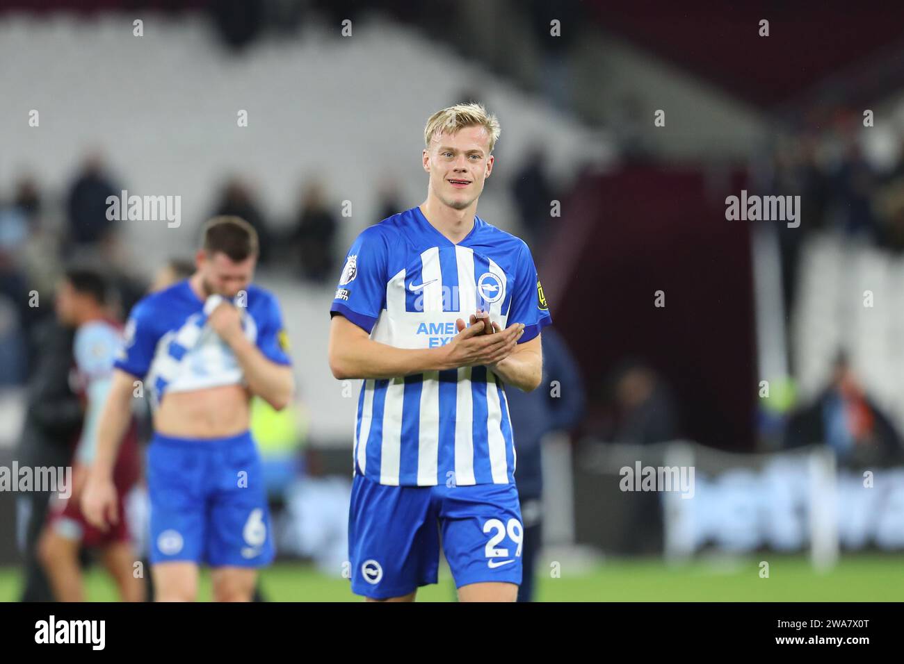 London Stadium, London, Großbritannien. Januar 2024. Premier League Football, West Ham United gegen Brighton und Hove Albion; Jan Paul van Hecke aus Brighton und Hove Albion dankt den Fans nach dem Spiel. Beschreibung: Action Plus Sports/Alamy Live News Stockfoto