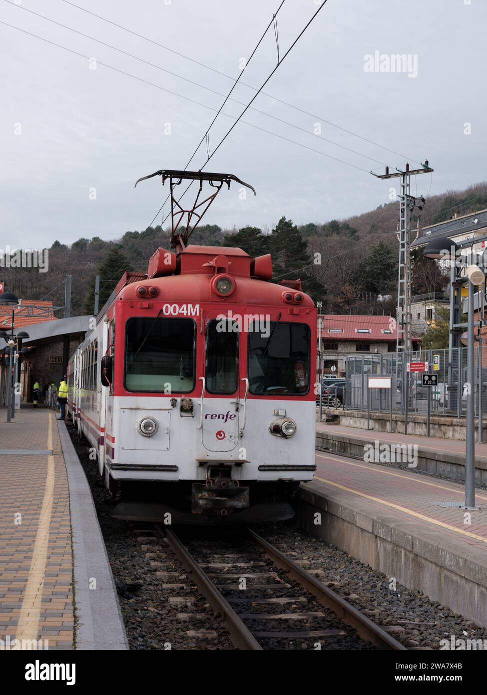 Schmalspurzug der Baureihe 442 RENFE, parkt am Bahnhof Cercedilla, Linie C-9, nach Navacerrada und Cercedilla. Madrid, 2. Januar 2024 Spanien Stockfoto