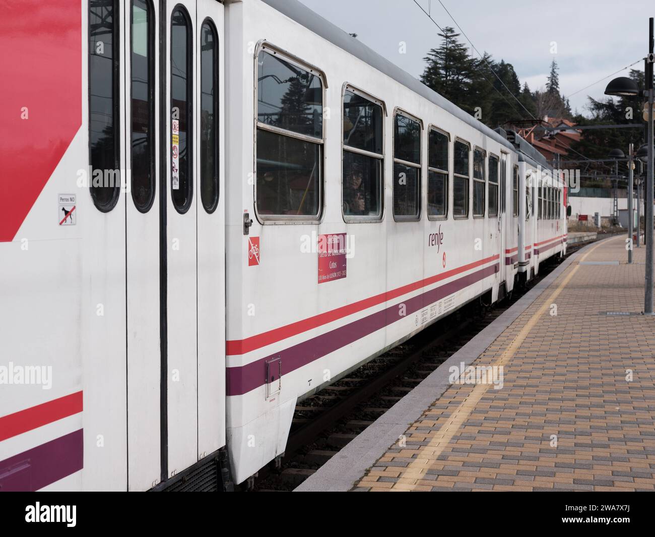 Schmalspurzug der Baureihe 442 RENFE, parkt am Bahnhof Cercedilla, Linie C-9, nach Navacerrada und Cercedilla. Madrid, 2. Januar 2024 Spanien Stockfoto