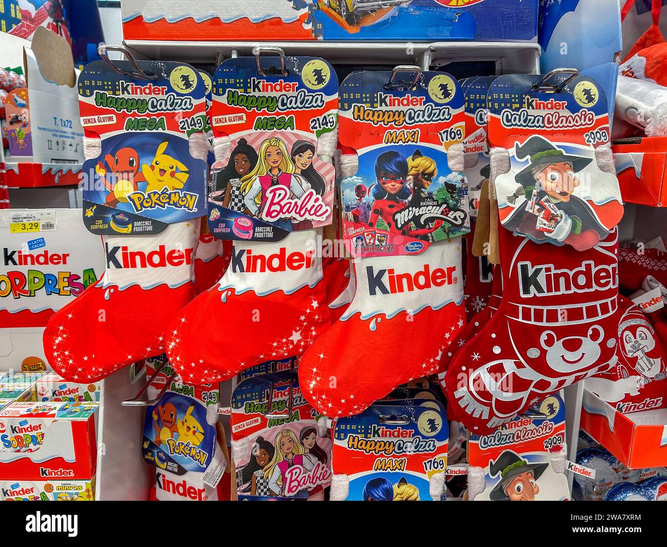 Italien - 02. Januar 2024: Ferrero Kinder Happy-calza (Happy Strumpf) wird im italienischen Supermarkt zum Verkauf für die Epiphanik und die Weihnachtsfeiertage ausgestellt Stockfoto