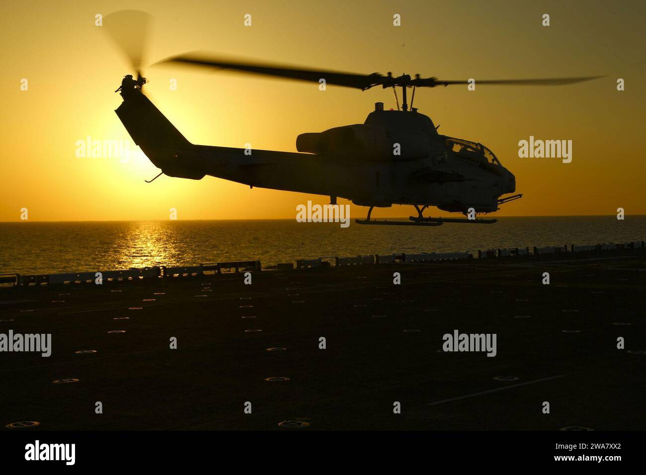 US-Streitkräfte. 160728BE869-128 MITTELMEER (28. Juli 2016) Eine AH-1W Super Cobra mit Marine Medium Tiltrotor Squadron 264 (verstärkt), 22nd Marine Expeditionary Unit (MEU), startet am 28. Juli 2016 vom Flugdeck des amphibischen Angriffsschiffs USS Wasp (LHD 1). Die 22. MEU, die zusammen mit der Wasp Amphibious Ready Group eingesetzt wird, führt Marineoperationen zur Unterstützung der nationalen Sicherheitsinteressen der USA in Europa durch. (U.S. Marine Corps Foto von CPL. Ryan G. Coleman/veröffentlicht) Stockfoto