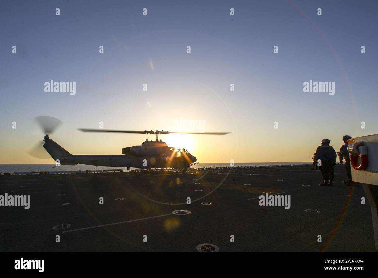 US-Streitkräfte. 160728BE869-033 MITTELMEER (28. Juli 2016) Eine AH-1W Super Cobra mit Marine Medium Tiltrotor Squadron 264 (verstärkt), 22nd Marine Expeditionary Unit (MEU), startet am 28. Juli 2016 vom Flugdeck des amphibischen Angriffsschiffs USS Wasp (LHD 1). Die 22. MEU, die zusammen mit der Wasp Amphibious Ready Group eingesetzt wird, führt Marineoperationen zur Unterstützung der nationalen Sicherheitsinteressen der USA in Europa durch. (U.S. Marine Corps Foto von CPL. Ryan G. Coleman/veröffentlicht) Stockfoto